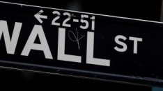 И трите водещи индекса на Wall Street започват седмицата надолу с над 2,5%*