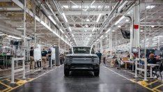 Rivian попада в зоната на здрача, докато търси решение на недостига на части