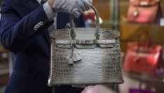 Hermes ще продължи продажбата на чантите си Birkin