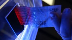 Русия връща частично капиталовия контрол в опит да удържи курса на рублата