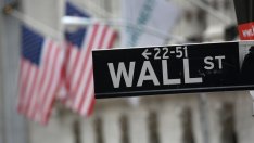 Евтиният петрол натисна акциите на енергийните гиганти на Wall Street, Tesla записа рекорд
