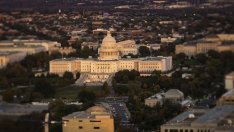 Криптоиндустрията засенчва отбраната и фармацията по политически дарения