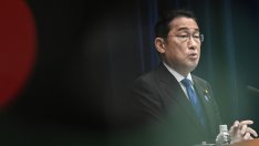 Преследваният от скандали японски премиер напуска поста си