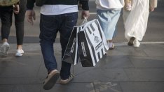 Силните продажби на дребно в Австралия увеличават залозите за по-високи лихви