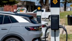 Зарядната мрежа на САЩ се сблъсква с ново предизвикателство – прекомерния трафик