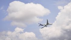 Защо самолетните билети са толкова скъпи в момента