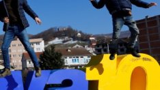 10 г. след независимостта предизвикателствата помрачават празненствата в Косово