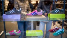Продажбите на Adidas в Северна Америка спадат под въздействието на Yeezy и митата