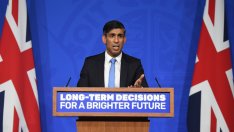 Британският премиер очаквано отложи забраната за продажба на конвенционални коли