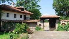 Царски дворец за продан