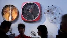 Производителите на часовници - между чука и наковалнята в търговската война