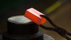 Електромобилната революция удря търсенето на металите от групата на платината