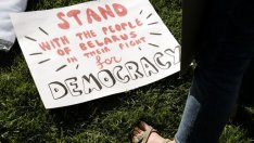 Има по-големи заплахи за демокрацията от Путин и Си Дзинпин