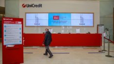 Печалбата на UniCredit се свива с по-малко от очакваното
