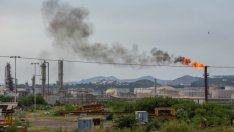 Венецуела съживява петролната си индустрия с раници кеш и метален скрап