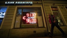 Рублата се срина с над 28% до рекордно дъно