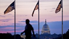 САЩ загубиха последния си най-висок кредитен рейтинг с понижение от Moody's