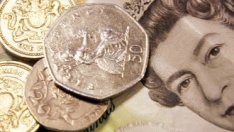 Паундът с рязък спад след понижението на рейтинга