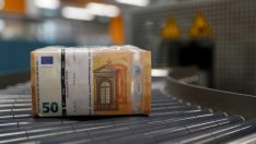 Еврото поевтиня до 28-месечно дъно заради засилването на долара