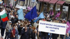 Гласуването на държавния бюджет се превърна в цирк