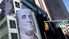 Разочароващи данни от САЩ продължават да подкопават позициите на долара