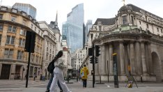 АЦБ трябва да игнорира политиката и да намали лихвите