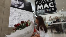 Apple почита паметта на Стив Джобс две седмици след смъртта му 