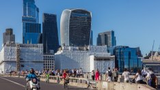 Частният сектор във Великобритания е отбелязал най-значим ръст от девет месеца насам