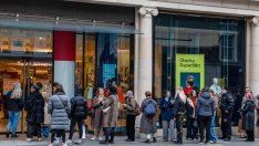 Най-силните продажби на дребно от три години насам подкрепят британската икономика