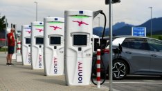 Електромобилната битка между Volkswagen и Tesla минава и през зарядните станции