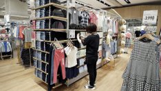 Собственикът на Uniqlo запази прогнозата за годишната си печалба