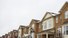 Снизходителните банки в Канада помагат за стабилизирането на цените на жилищата