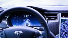 Американски регулатори разследват сервизна акция на Tesla, свързана с Autopilot