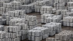 Износът на Китай надминава прогнозите, но намаляващият внос буди притеснения