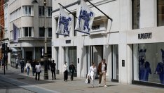 Заплатите във Великобритания нарастват с повече от очакваното