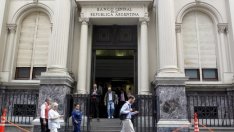 Централният банкер на Аржентина подаде оставка на фона на срив на песото