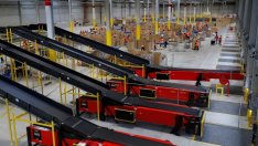 Amazon увеличава броя на роботите в складовете си