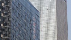 Проблемите в китайския имотен сектор излагат на риск престижни глобални проекти