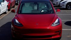 Битката на пазара на електромобили продължава, въпреки че компаниите губят пари