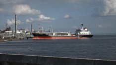 Празни танкери идват на помощ в битката с корабната криза в петролния сектор