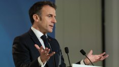 Макрон кривва вдясно в опит да избегне кошмара си Льо Пен