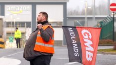 Служители на Amazon във Великобритания: С роботите се отнасят по-добре