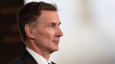 Великобритания няма да повишава данъка върху неочакваната печалба за енергийните фирми