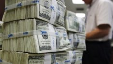 Доларът се закрепи в очакване на икономически данни от САЩ