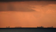 САЩ наложиха първите санкции за неспазване на тавана за цената на руския петрол