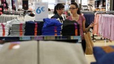 През юни продажбите на дребно забавят леко растежа си до 0,9% на месечна база