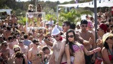 Целувки и купони: Защо коронавирусът набира сила на Балканите? 