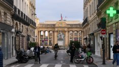 Политическият хаос във Франция прилича на дежа вю, но този път е различно