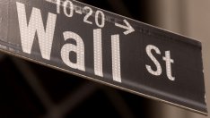 Индексите на Wall Street потъват след разочароващите отчети на Tesla и Alphabet*