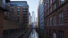 Офертните цени на жилищата във Великобритания спадат най-бързо от 4 години